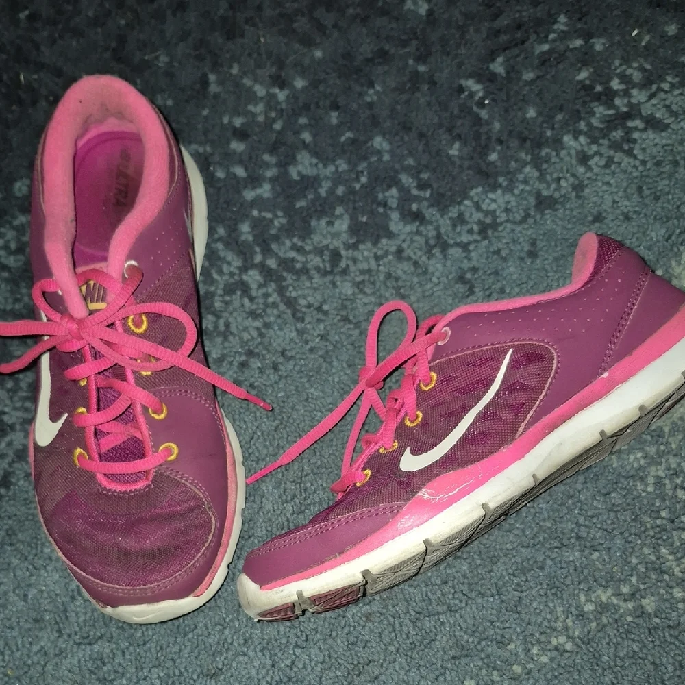 Nike Women's Fuchsia Athletic Shoes Size 6.5 - Picture 1 of 5
